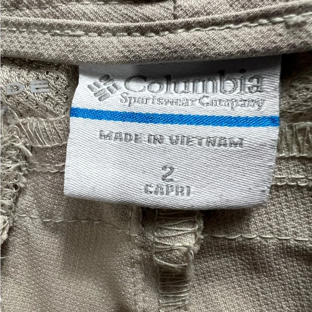 Columbia Womens Size 2 Capri Pants Tan Khaki Hiking Outdoor Roll Up‎ AL8609